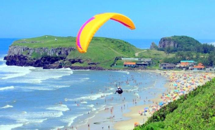 Casa De 2 Quartos Com 2 Ares-Condicionados Em Torres-Rs - Na Mais Bela Praia Gaucha - Cozinha - Banheiro - Tv Smart 32 E Wi-Fi - Estacionamento - Anfitria Superhost No Bnb Villa Exterior foto