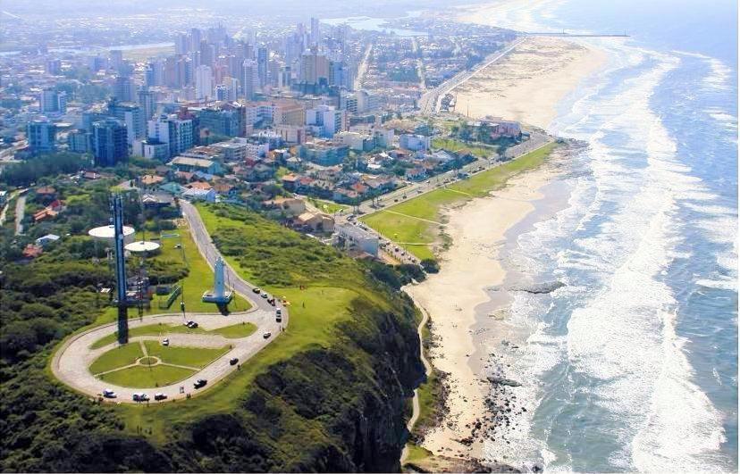 Casa De 2 Quartos Com 2 Ares-Condicionados Em Torres-Rs - Na Mais Bela Praia Gaucha - Cozinha - Banheiro - Tv Smart 32 E Wi-Fi - Estacionamento - Anfitria Superhost No Bnb Villa Exterior foto