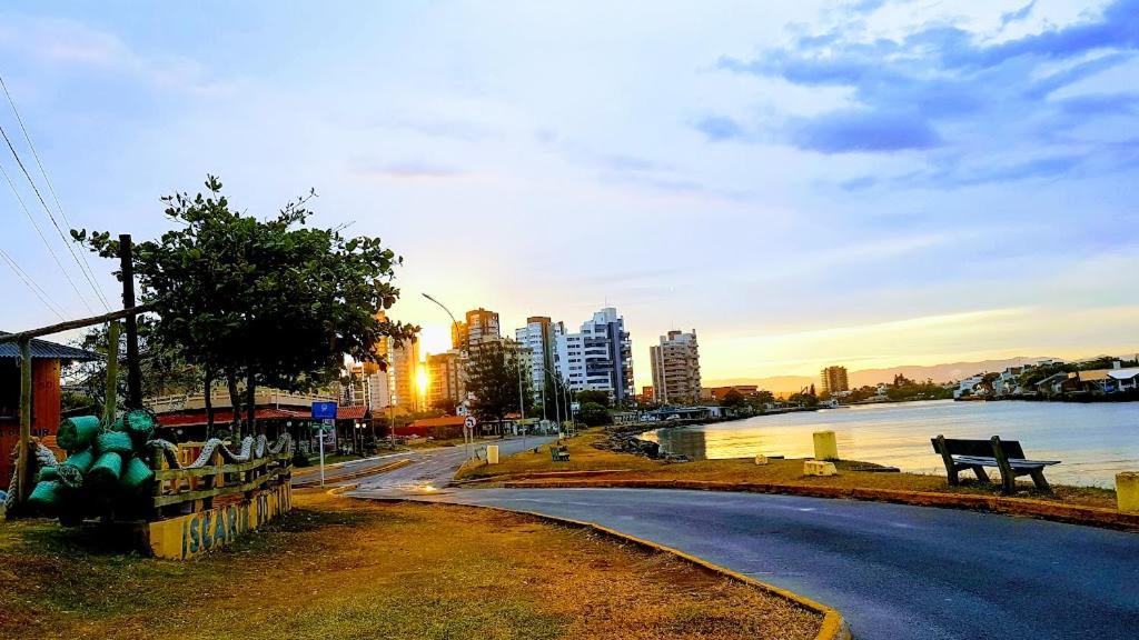 Casa De 2 Quartos Com 2 Ares-Condicionados Em Torres-Rs - Na Mais Bela Praia Gaucha - Cozinha - Banheiro - Tv Smart 32 E Wi-Fi - Estacionamento - Anfitria Superhost No Bnb Villa Exterior foto