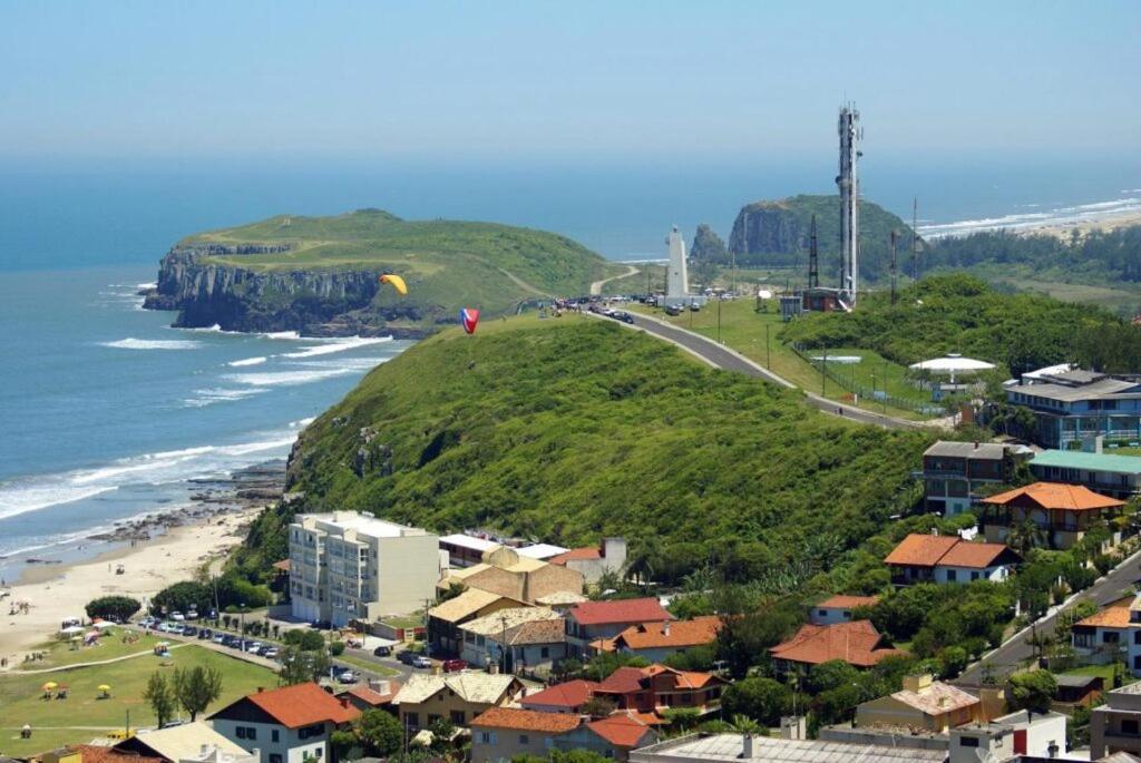 Casa De 2 Quartos Com 2 Ares-Condicionados Em Torres-Rs - Na Mais Bela Praia Gaucha - Cozinha - Banheiro - Tv Smart 32 E Wi-Fi - Estacionamento - Anfitria Superhost No Bnb Villa Exterior foto