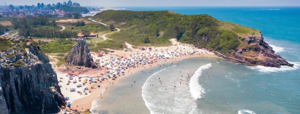 Casa De 2 Quartos Com 2 Ares-Condicionados Em Torres-Rs - Na Mais Bela Praia Gaucha - Cozinha - Banheiro - Tv Smart 32 E Wi-Fi - Estacionamento - Anfitria Superhost No Bnb Villa Exterior foto