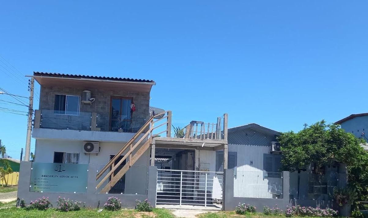 Casa De 2 Quartos Com 2 Ares-Condicionados Em Torres-Rs - Na Mais Bela Praia Gaucha - Cozinha - Banheiro - Tv Smart 32 E Wi-Fi - Estacionamento - Anfitria Superhost No Bnb Villa Exterior foto